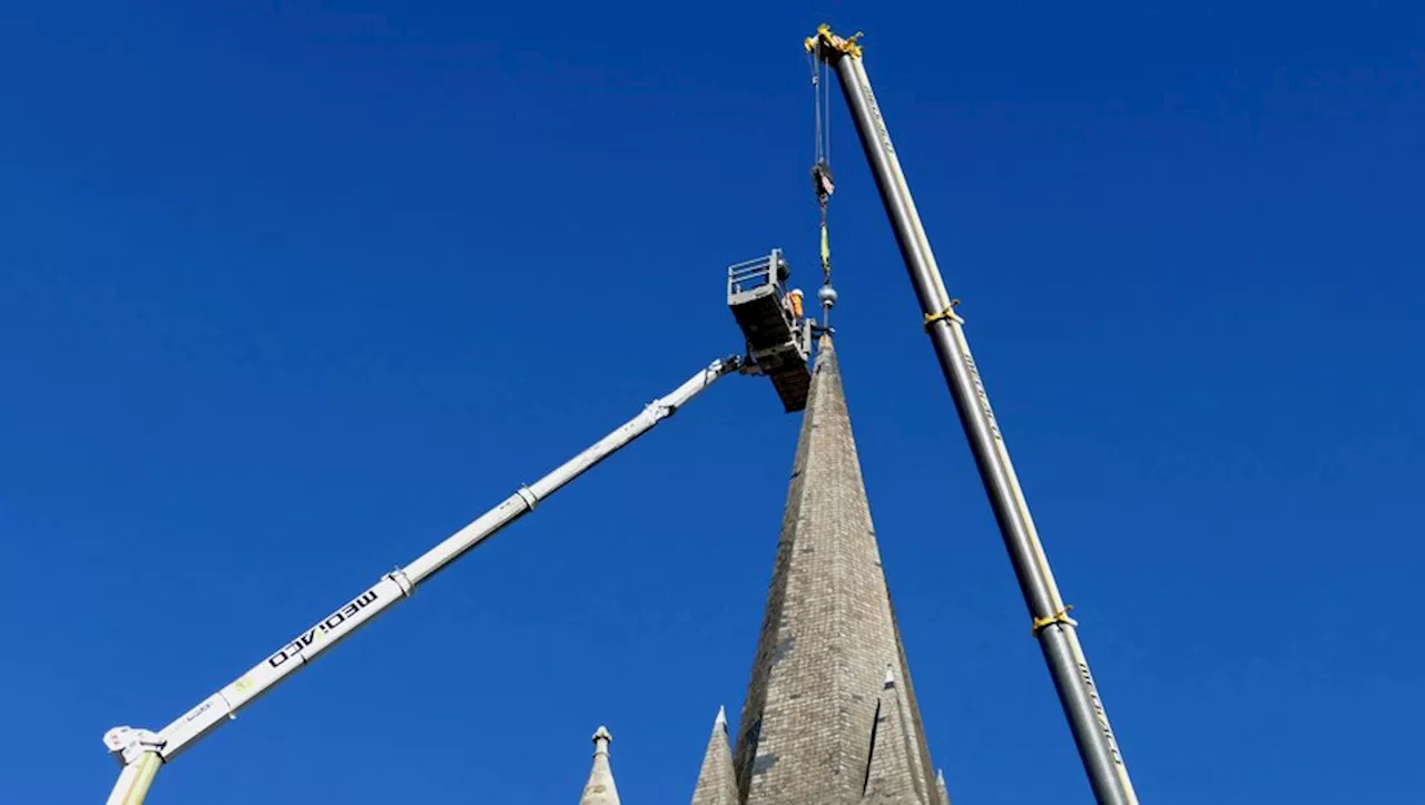 Croix Sommitale de l'Eglise Saint-Julien de Brioude Réinstallée après Remise à Neuf