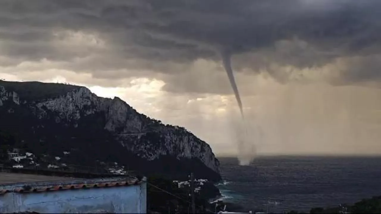 Tempesta nel Golfo di Napoli: isole isolate e tromba marina a Capri