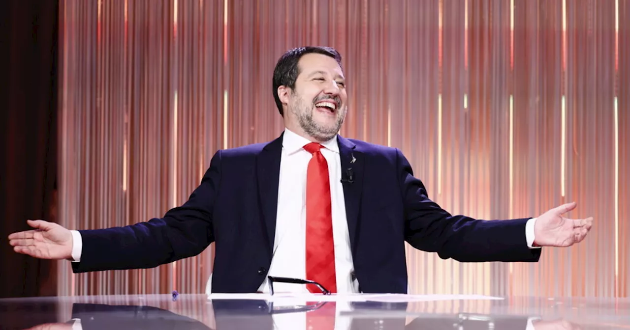 Vespa e Cinque minuti, il processo Salvini scatena il pubblico