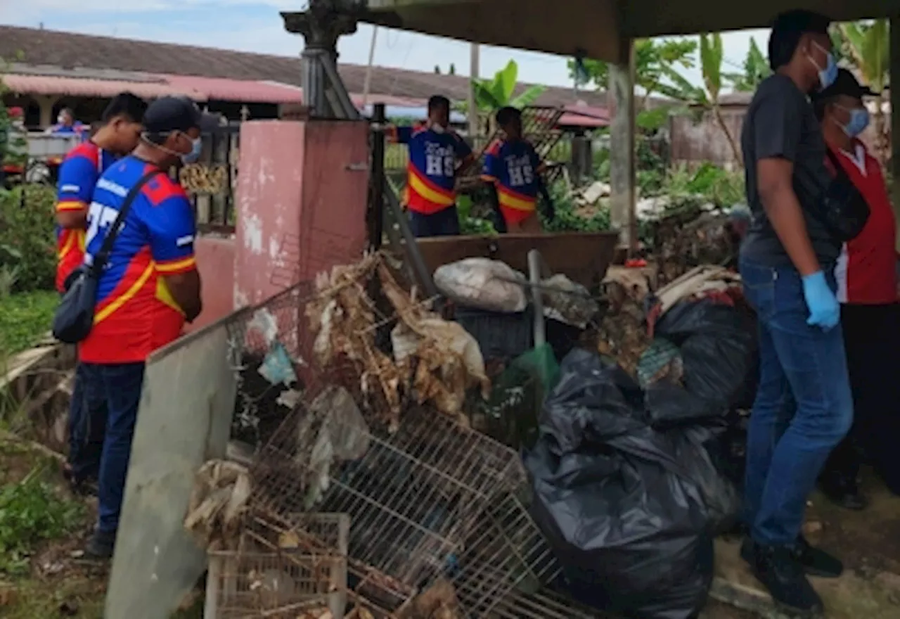 Forced to sleep on the porch, 80 volunteers clear one tonne of rubbish from senior citizen’s cluttered home in Jerantut