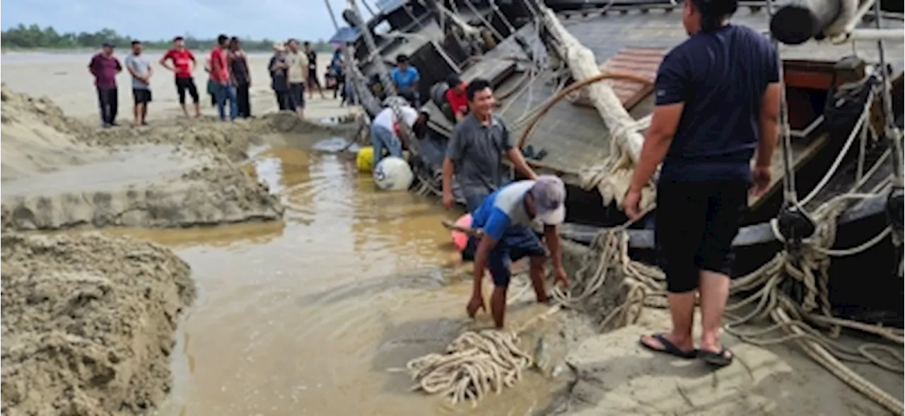 Sarawak villagers rally to free Russian yacht stranded on sandbar near Kuala Oya beach