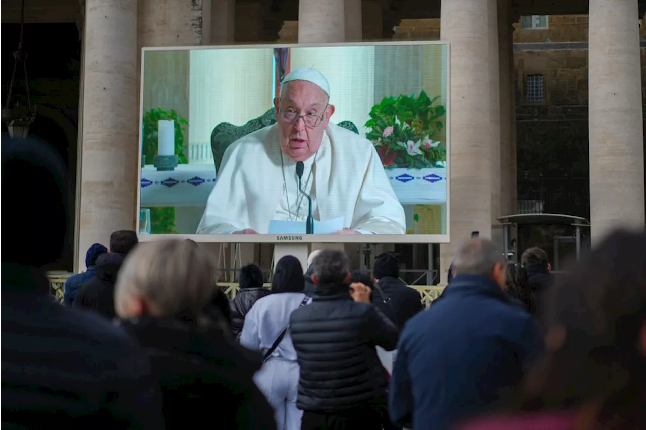 Pope Francis calls for a ceasefire on all fronts in his prayer ahead of Christmas