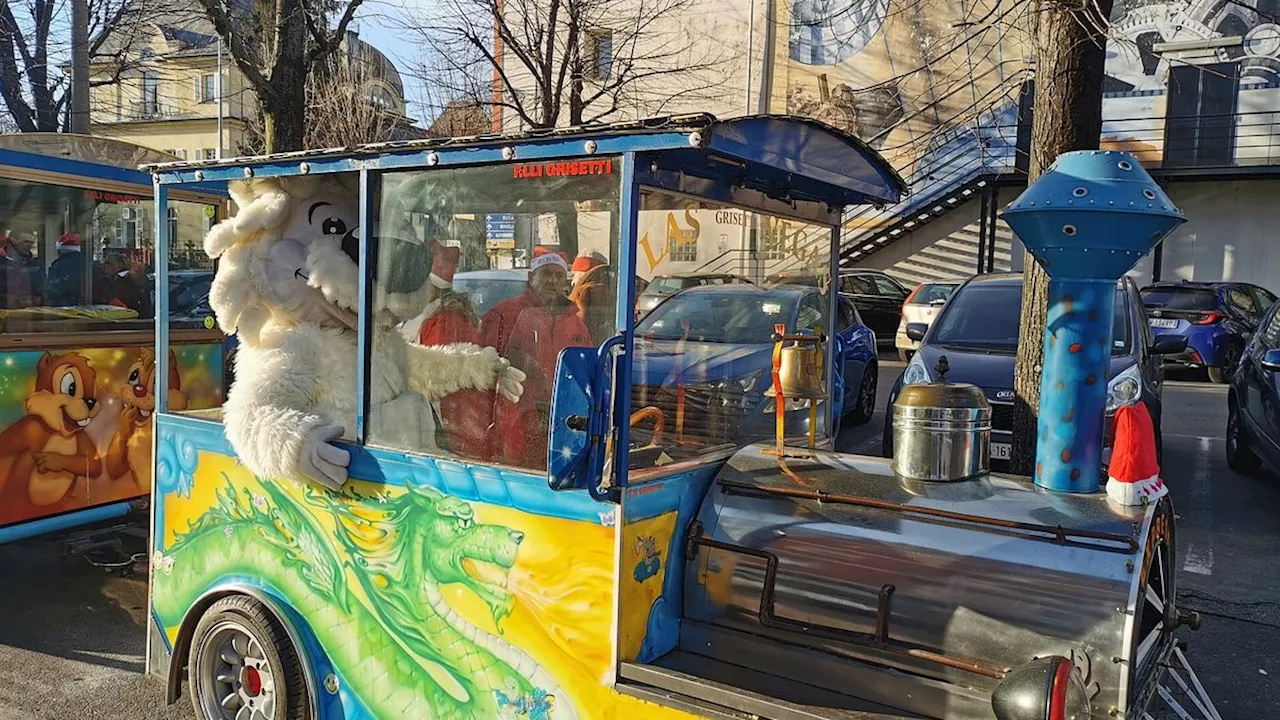 Trenino di Natale porta Sorprese del Cuore a bambini bisognosi