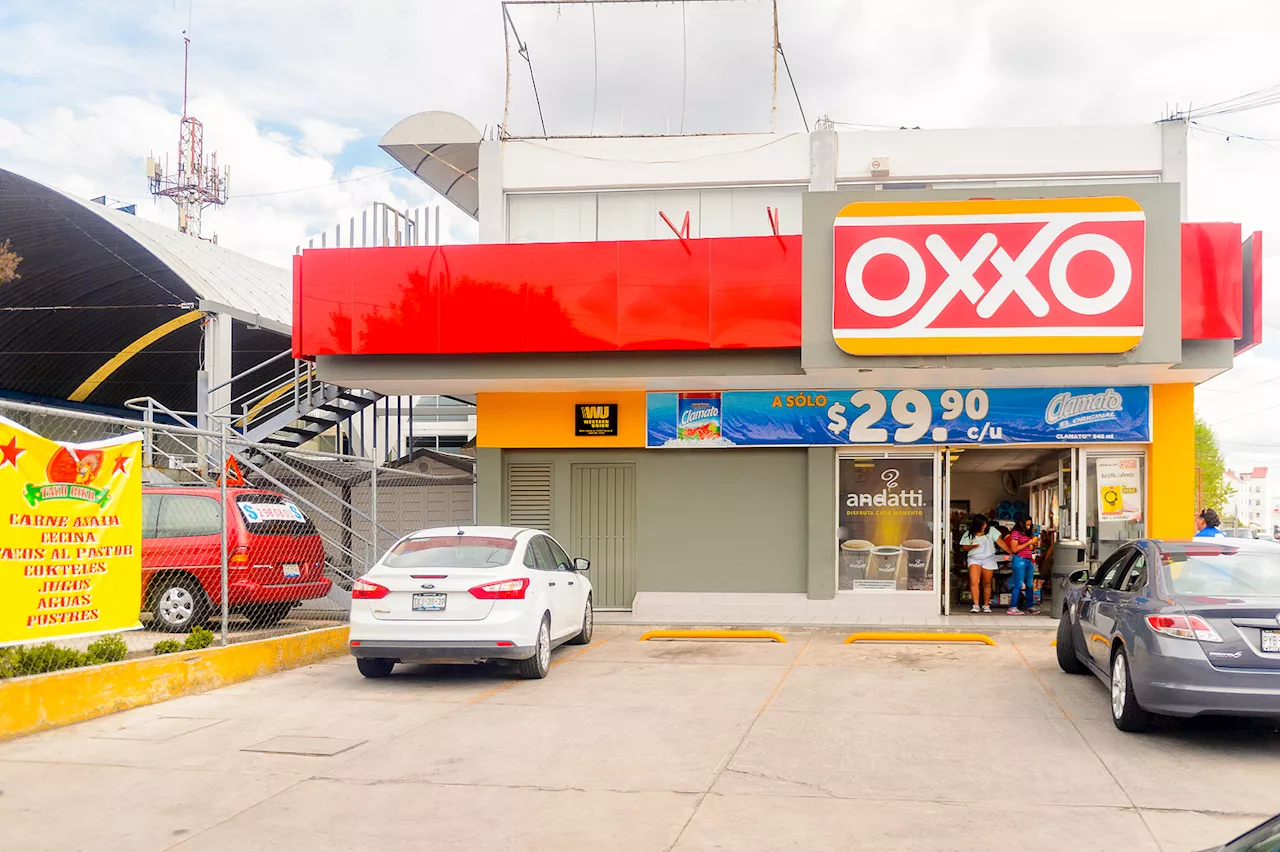 Clienta sorprende a empleadas de Oxxo por Navidad; esto pasó