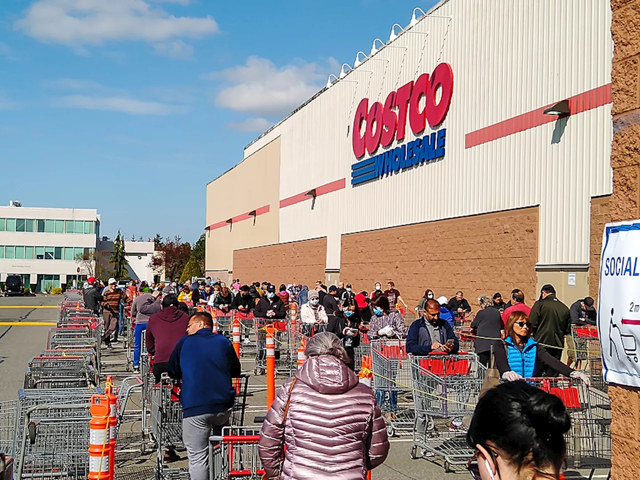 Critican a mujer por llevarse al menos 30 pasteles de Costco en víspera de Navidad