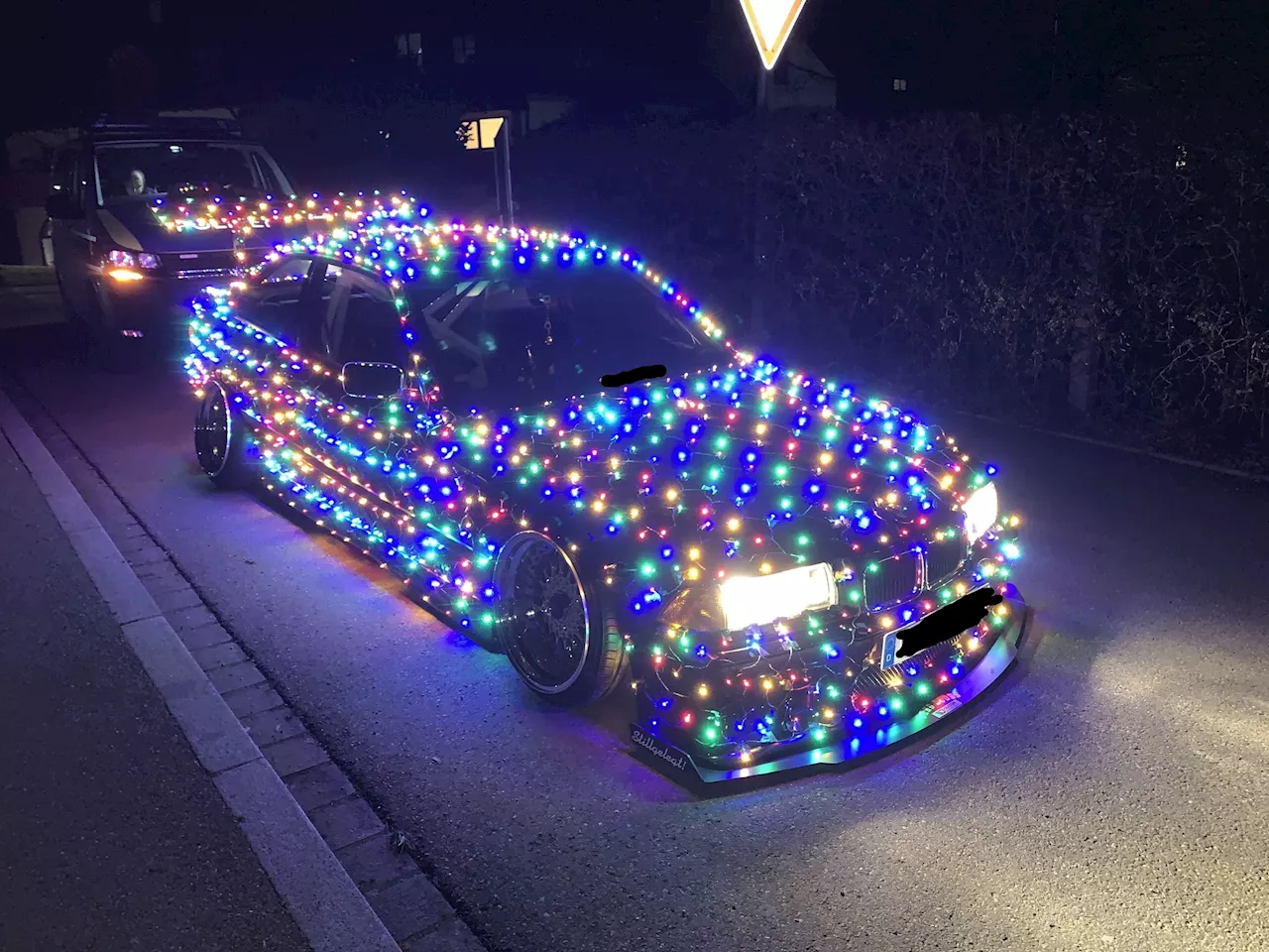 Getuntes Auto als rollender Christbaum in Schongau unterwegs