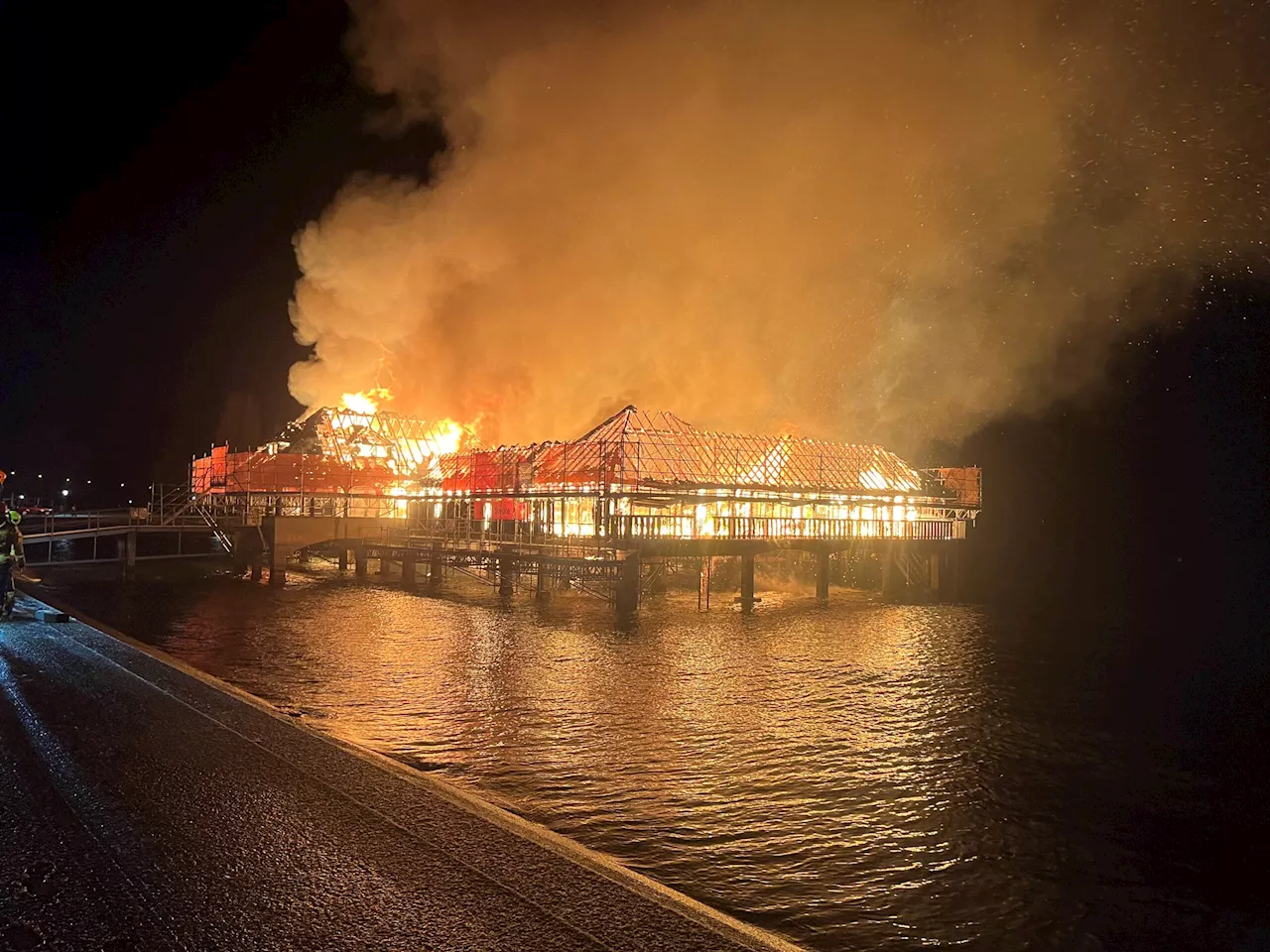 Badhütte am Bodensee in Brand