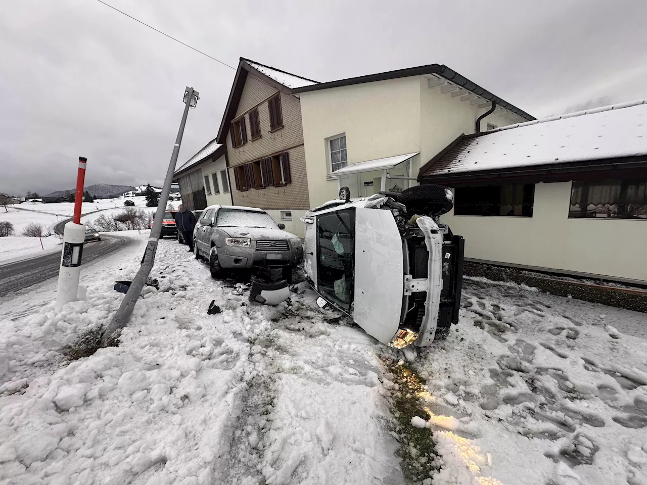 Kanton Schwyz: Zahlreiche Unfälle auf schneebedeckten Strassen