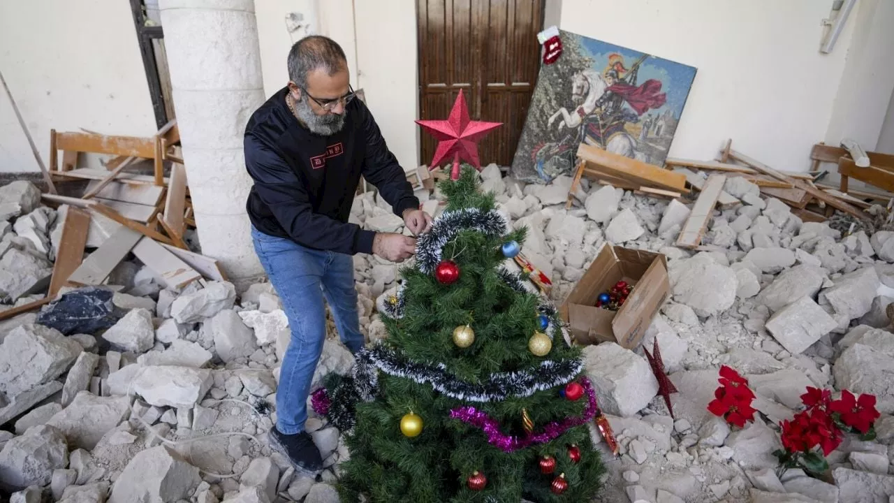 Árbol de Navidad en la iglesia destruida por el conflicto