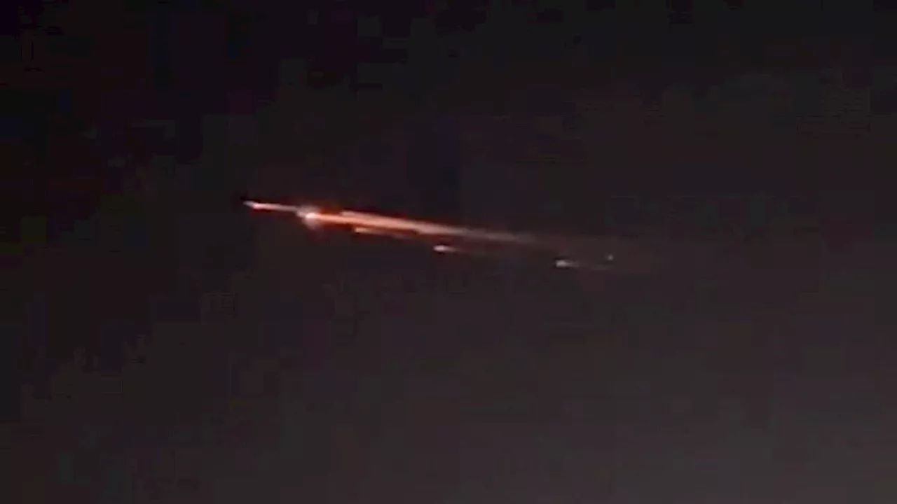 See a dead Chinese satellite burn up as a brilliant fireball in the night sky (video)