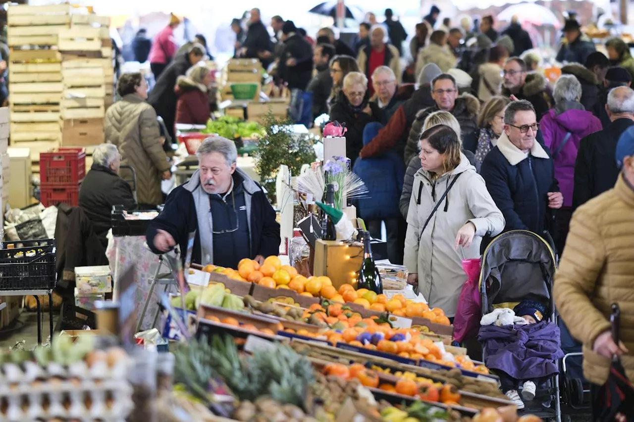 Mont-de-Marsan : Préparation pour les fêtes sous un ciel pluvieux