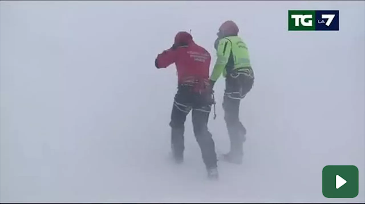 Maltempo interrompe ricerche alpinisti sul Gran Sasso