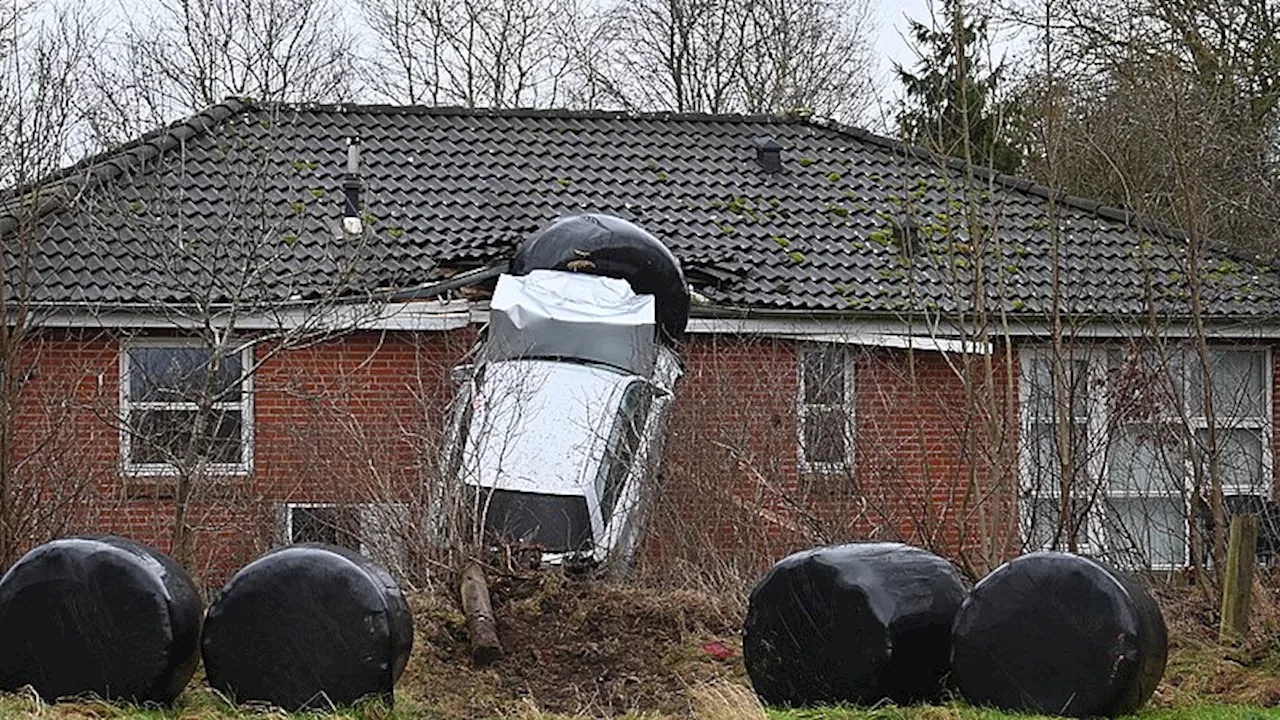 Bilen Kørte ind i et Hus