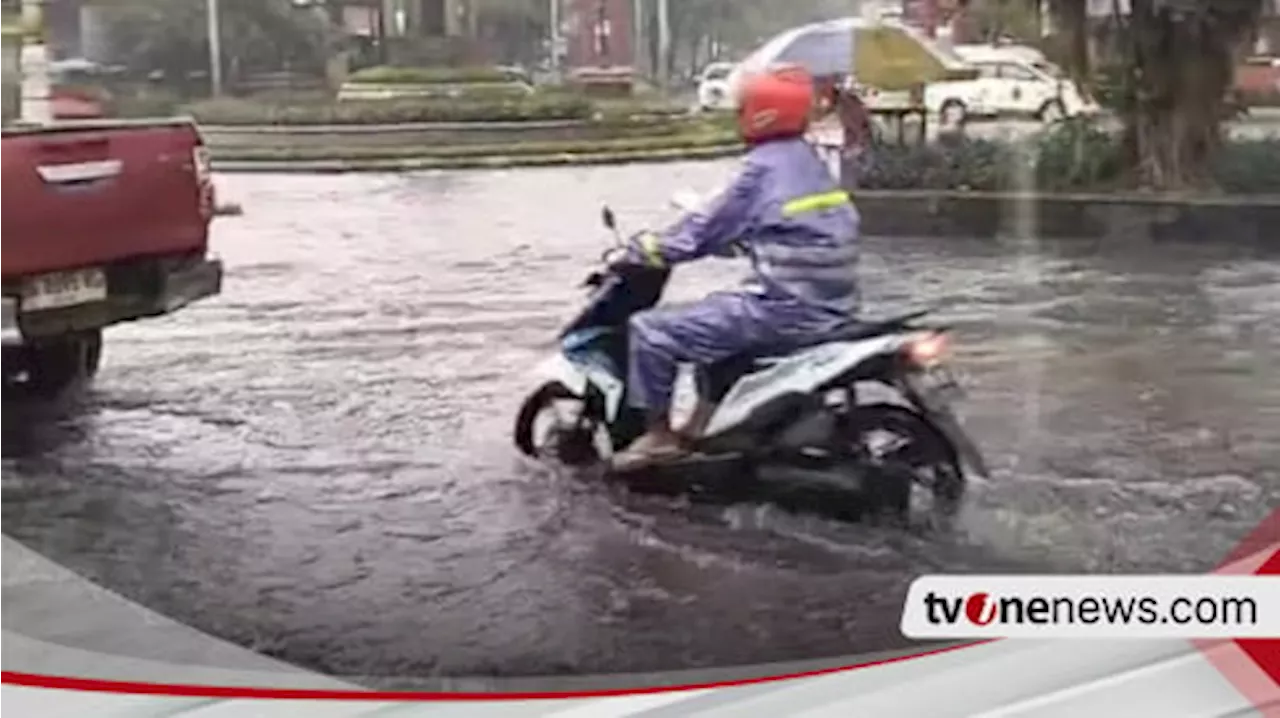 Hujan Deras Melanda, Beberapa Titik di Kota Gresik Tergenang seperti Lautan