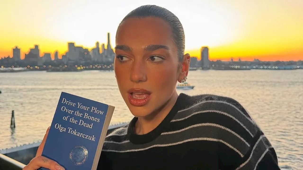 Dua Lipa partage les 5 livres qu'elle prévoit d'offrir à ses proches ce Noël