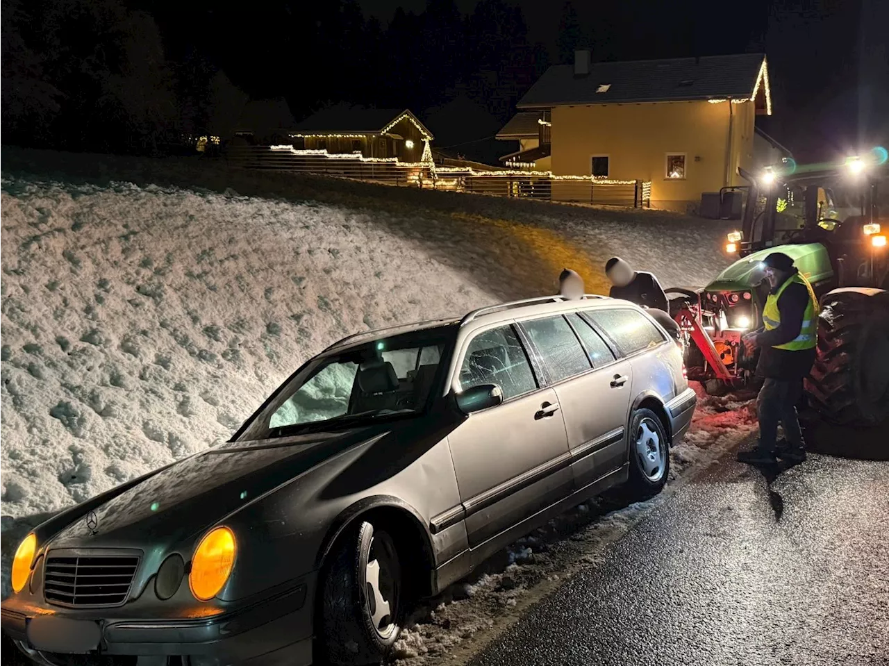 Unfall in Hohenweiler: Pkw rutscht in Bach