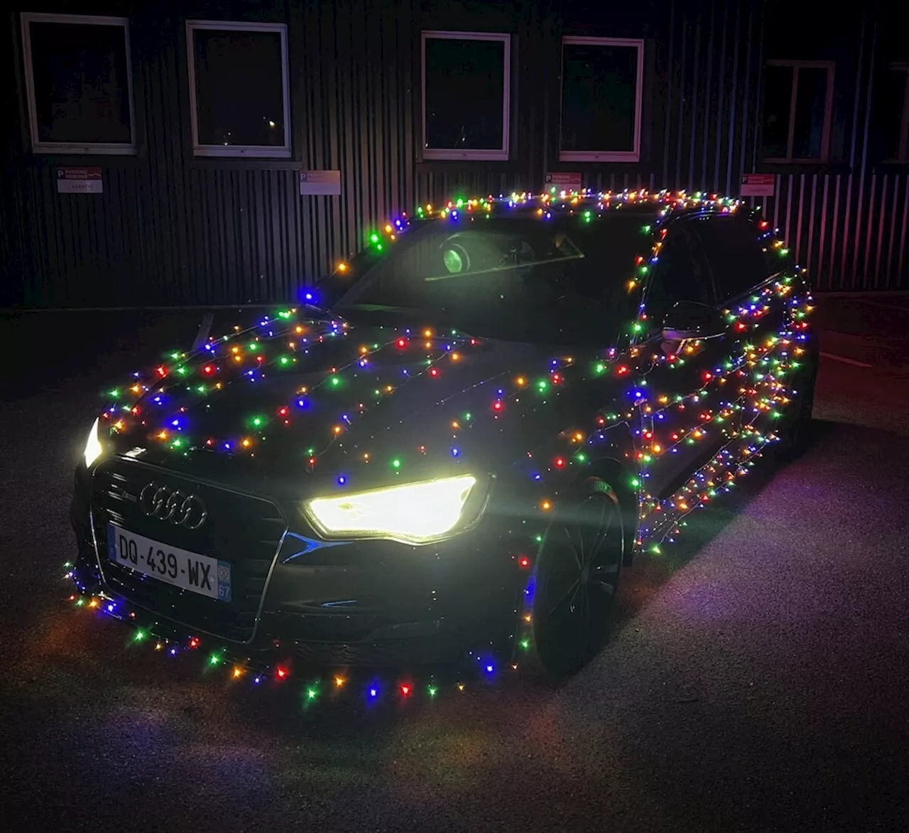 Une voiture illuminée par Noël traverse Strasbourg