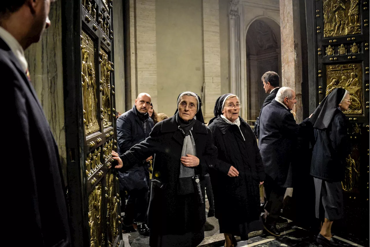 Papa Francesco apre la Porta Santa di San Pietro per l'Anno Santo 2025