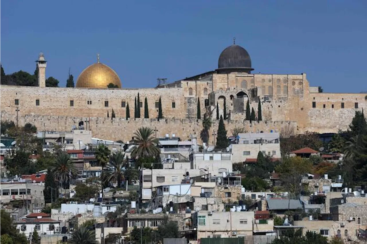 Coloni ebrei assaltano la moschea di Al-Aqsa