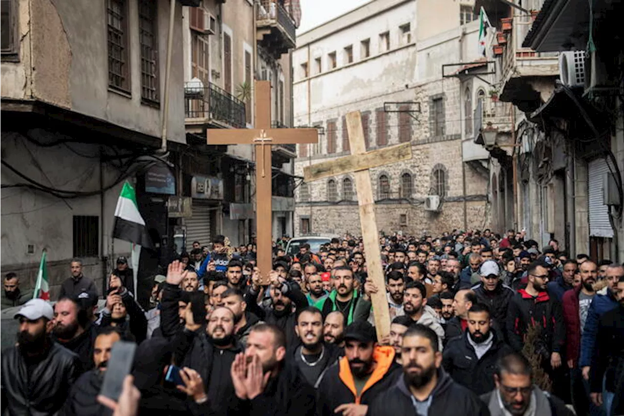 Manifestazioni a Damasco dopo l'incendio dell'albero di Natale