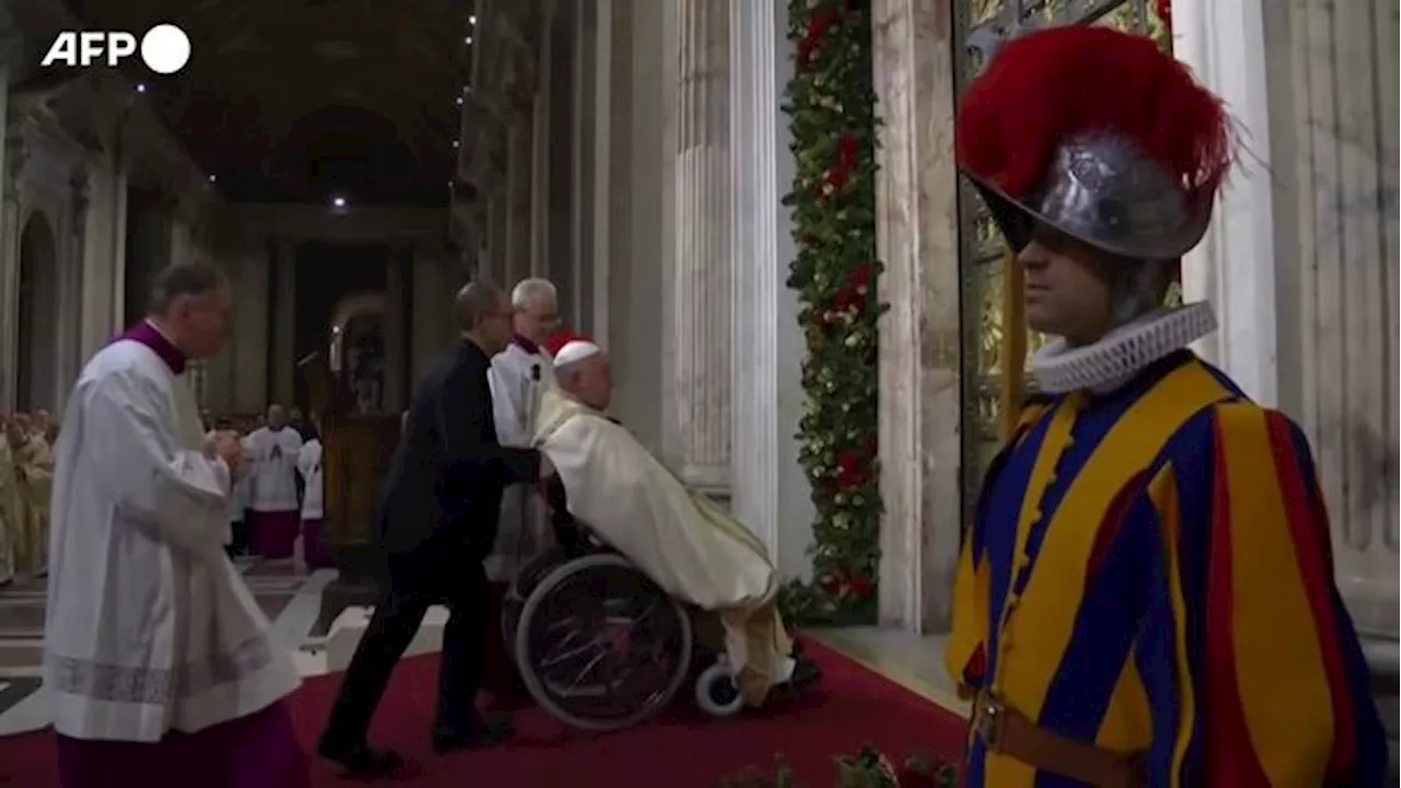 Papa Francesco apre la Porta Santa della Basilica di San Pietro