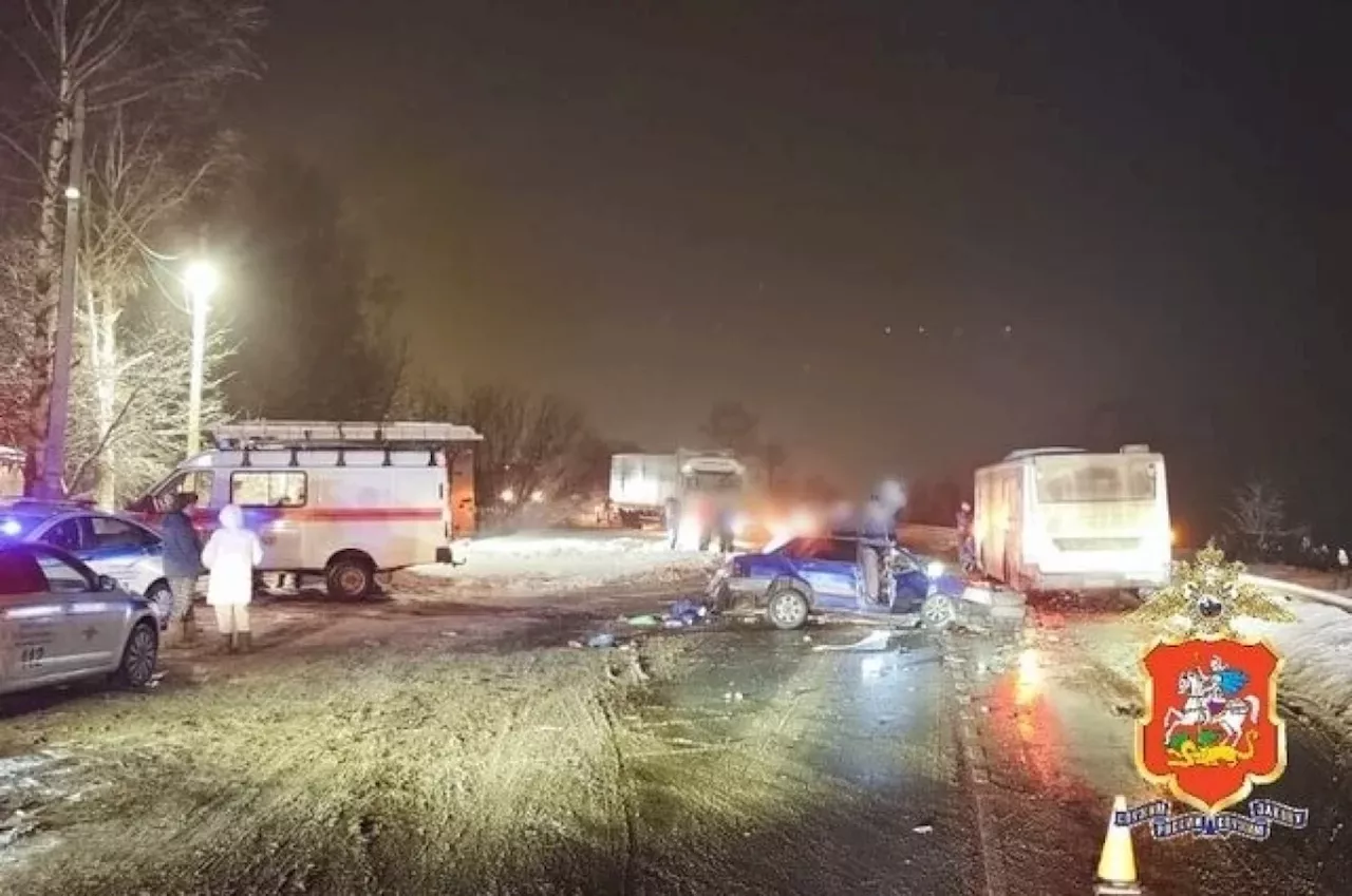 Три человека погибли в результате столкновения легкового автомобиля с автобусом в Московской области