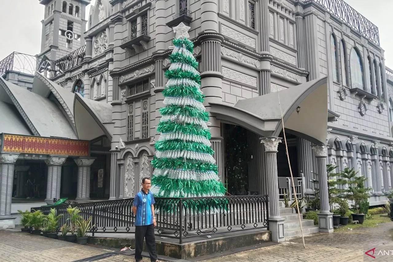 Gereja Katedral Palembang Jadikan Botol Bekas Menjadi Pohon Natal