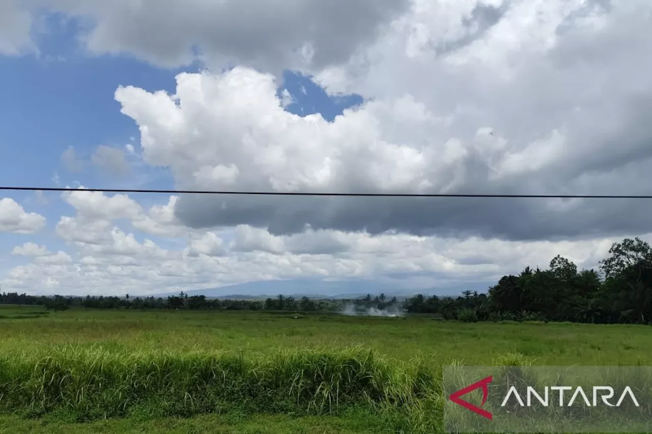 Gunung Raung Erupsi dengan Ketinggian Kolom Abu 2.000 Meter