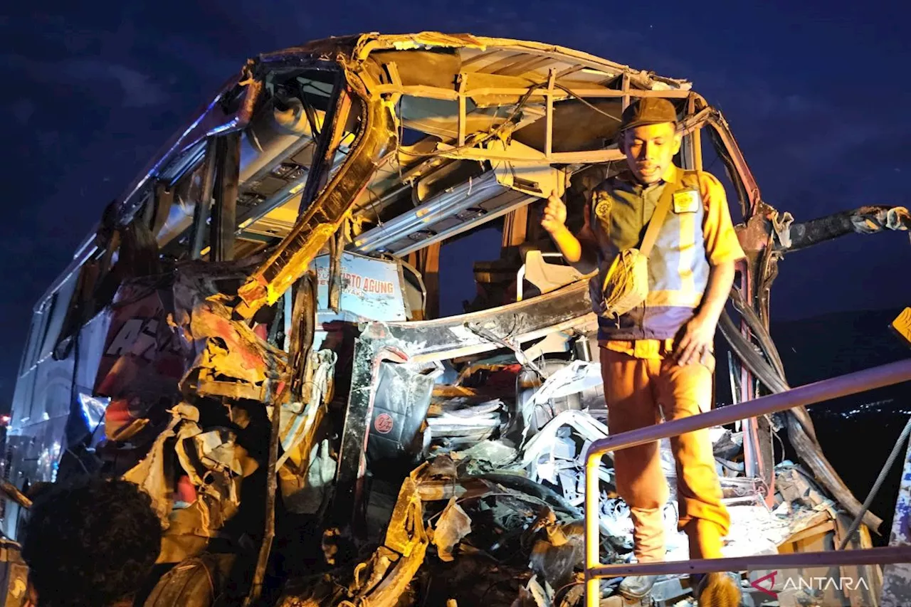 Kecelakaan Bus dan Truk di Tol Pandaan-Malang Tewaskan Empat Orang