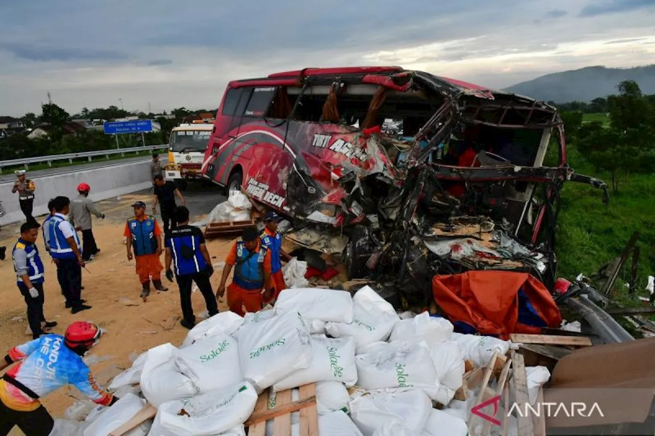 Kecelakaan Bus Pariwisata di Tol Pandaan-Malang Tewaskan Empat Orang