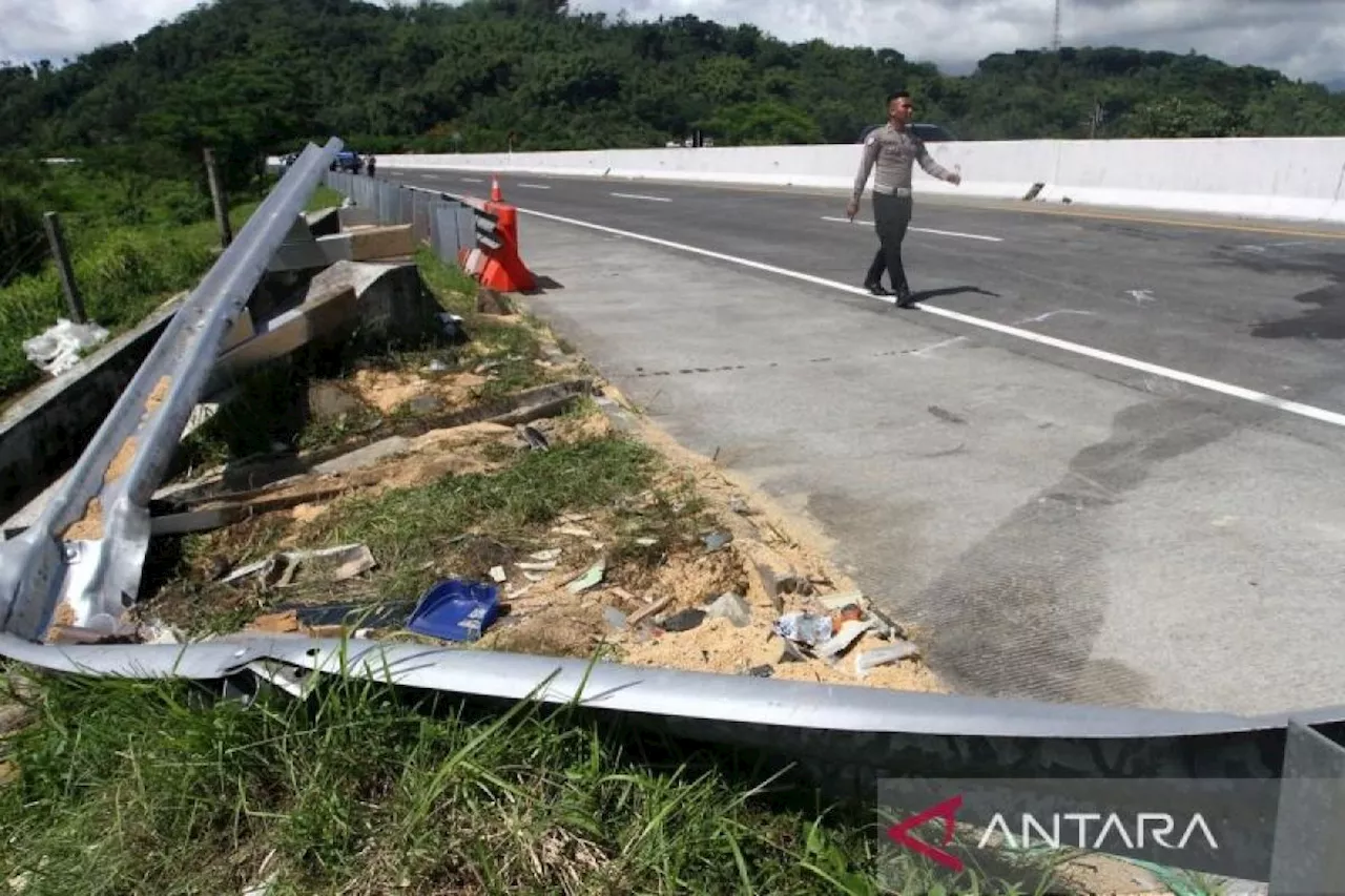 Polisi lakukan olah TKP kecelakaan antara bus pariwisata dengan truk tronton di Jalan Tol Malang-Pandaan