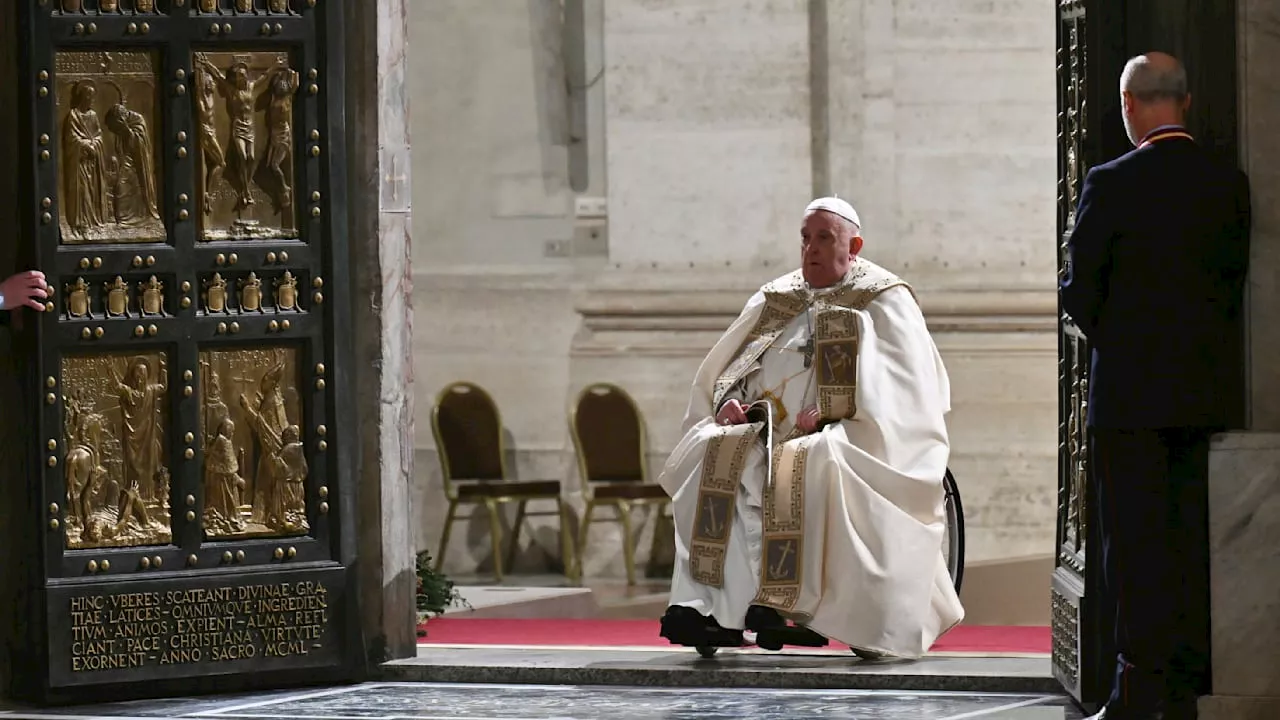 Papst eröffnet die Heilige Pforte im Petersdom