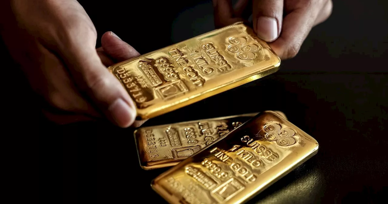 Gold Holds Steady Amid Rate Cut Expectations and Dollar Strength