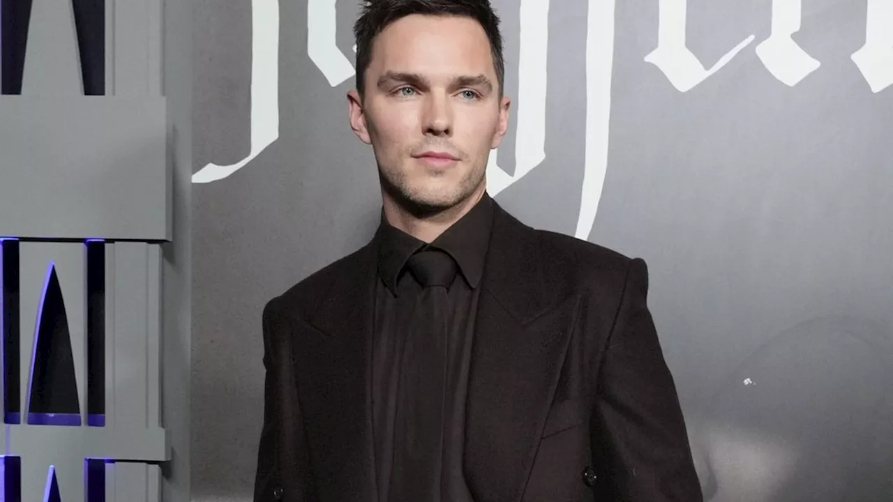 Nicholas Hoult erhält Penisprothese als Geschenk von Robert Eggers