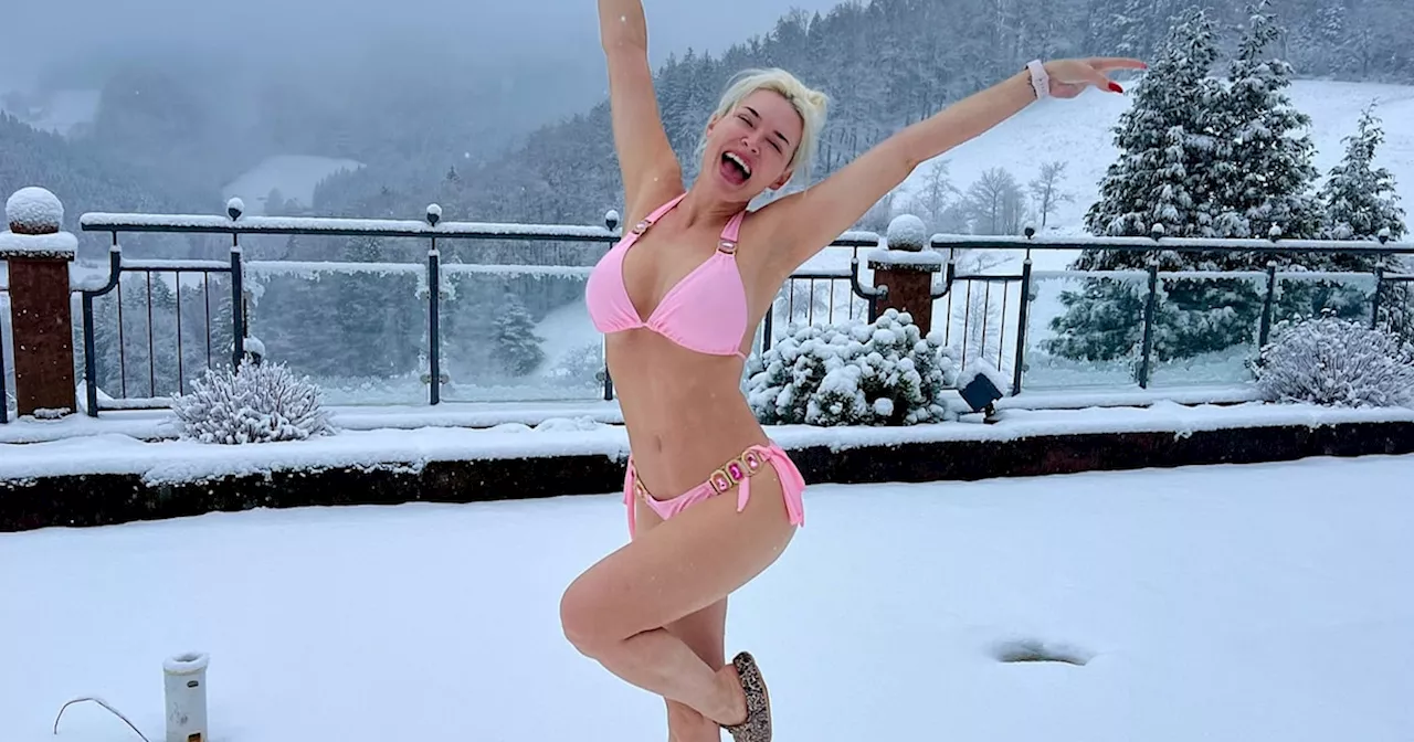 Daniela Katzenberger im Schneeengel-Look: Weihnachten mit Familie im Schwarzwald