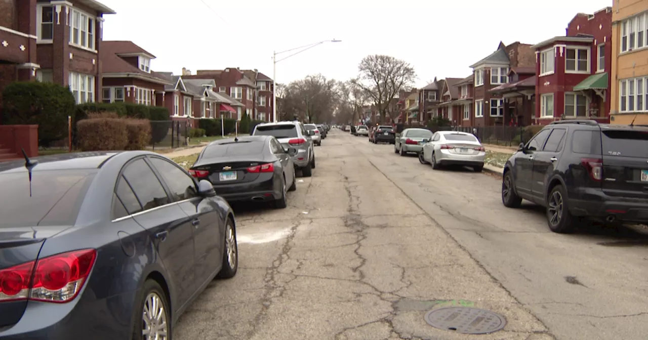 Chicago Fire Department paramedics take down man after he tries to rob them