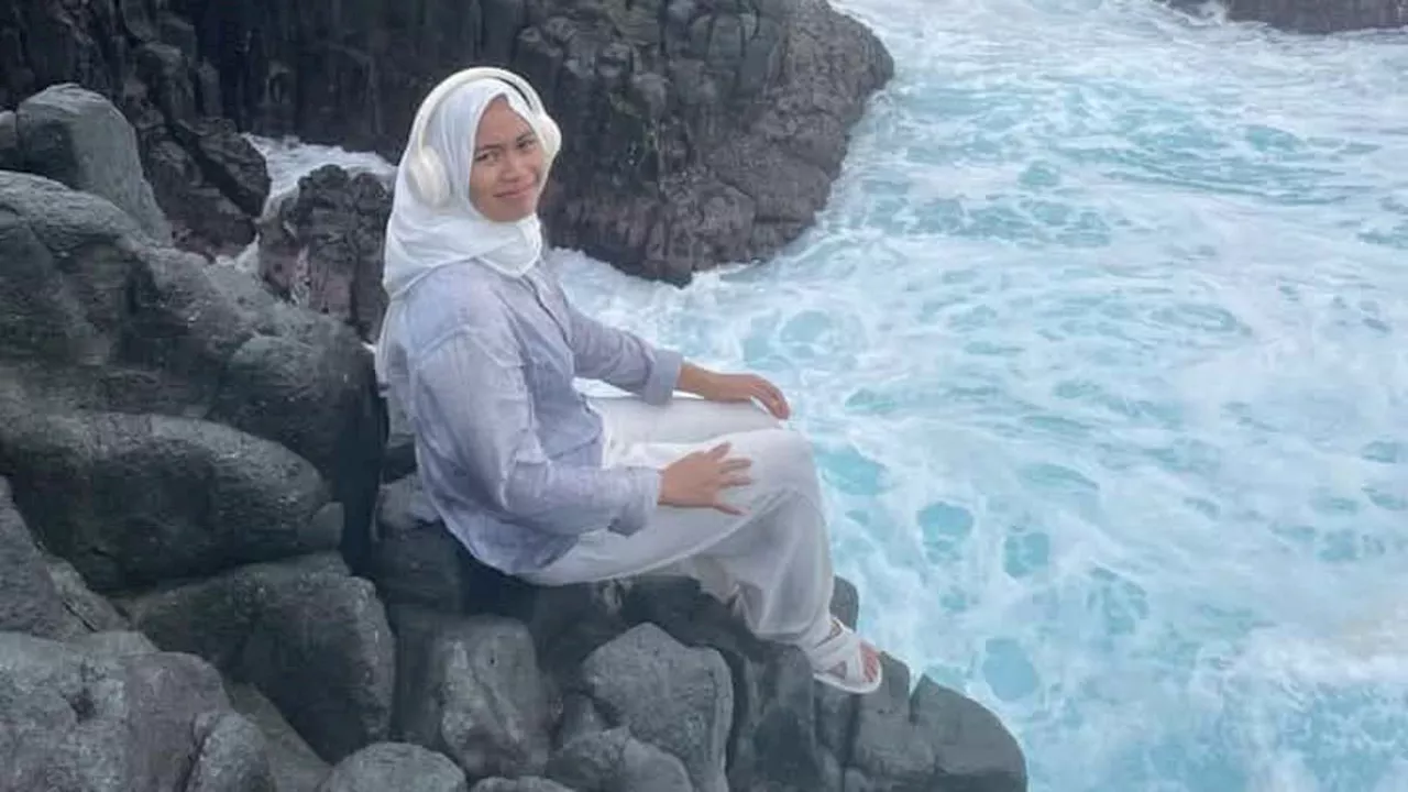 Teenager Washed Away to Death While Posing for Photos on Beach