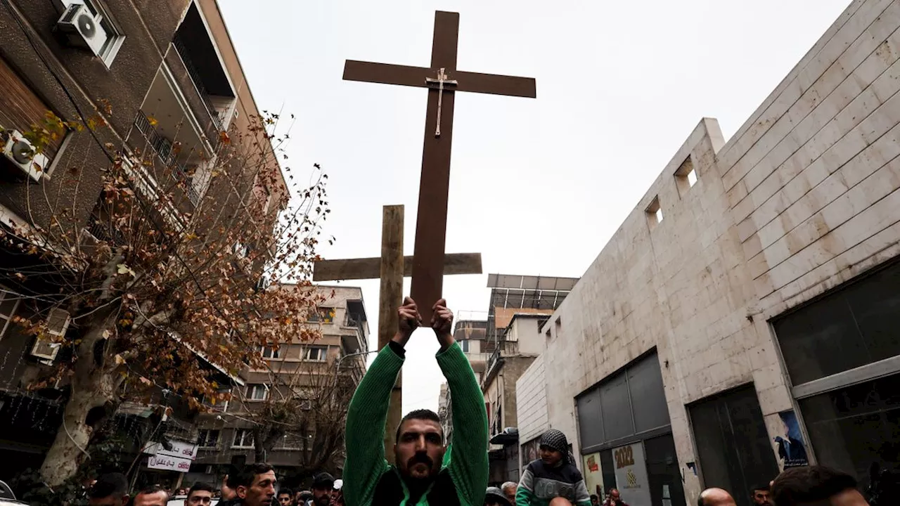 Marsch durch die Hauptstadt: Syrische Christen demonstrieren in Damaskus wegen Verbrennung von Weihnachtsbaum