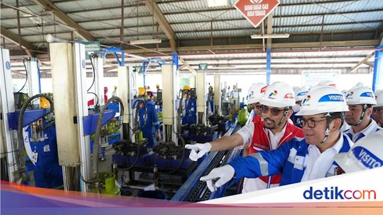 Menko Perdagangan Budi Santoso Lakukan Pengecekan Pengisian Gas Elpiji 3 Kg