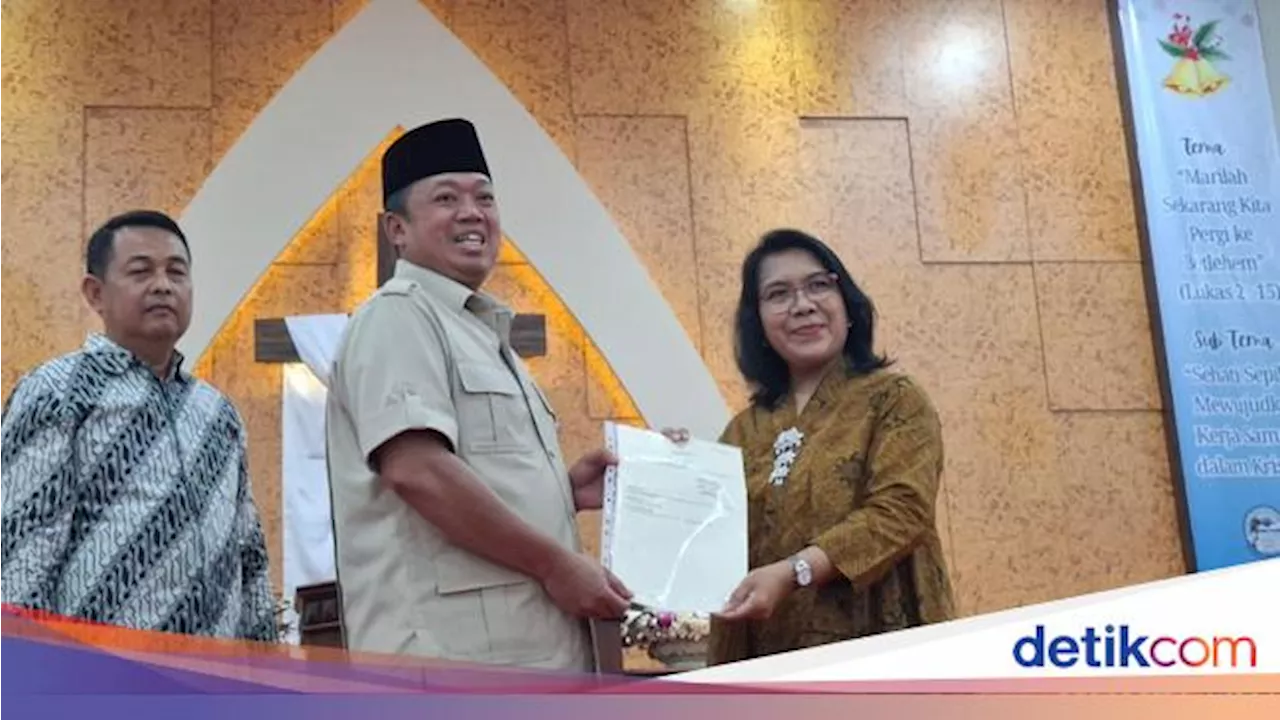 Menteri ATR Serahkan Sertifikat Tanah ke Gereja Kristen Pasundan