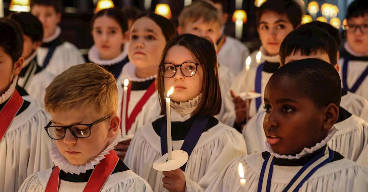 Mädchen singen erstmals beim Weihnachtsgottesdienst im Chor von St. Paul's