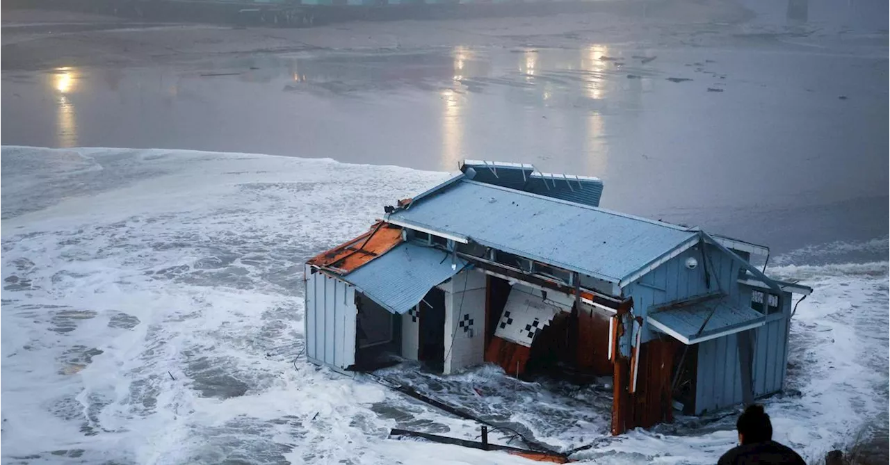 Teil eines Piers in Santa Cruz stürzt ins Meer