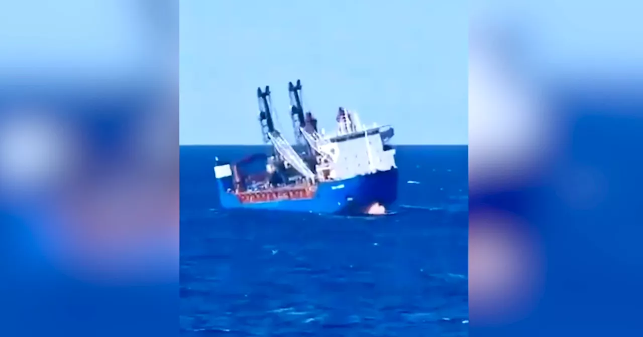 Il video della nave cargo russa Ursa Major mentre affonda al largo della Spagna: l’imbarcazione…