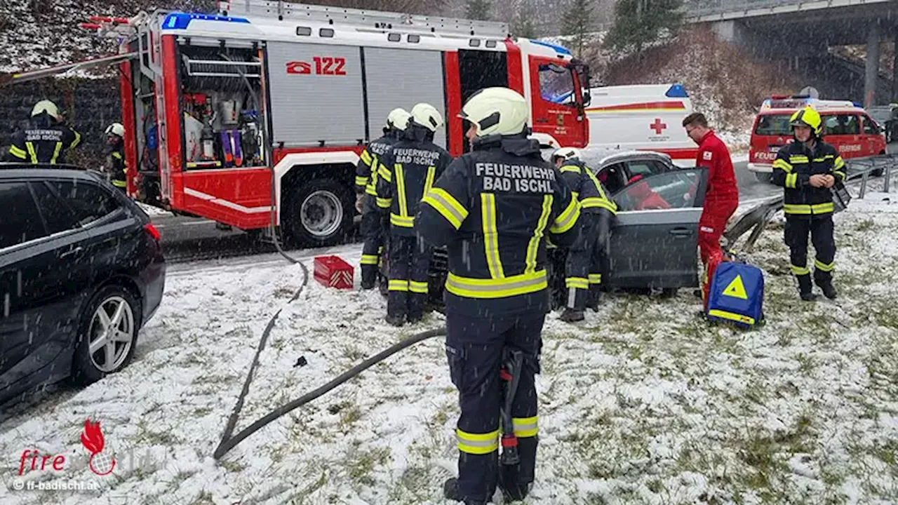 Oö: Lenkerin bei Kollision mit Leitschiene auf B 145 in Bad Ischl verletzt