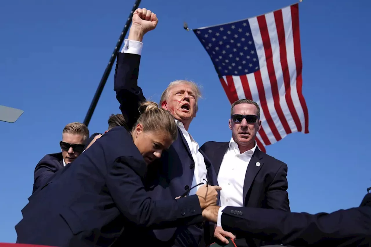 Foto Percobaan Pembunuhan Trump Jadi Simbol Kekuatan dan Keberanian