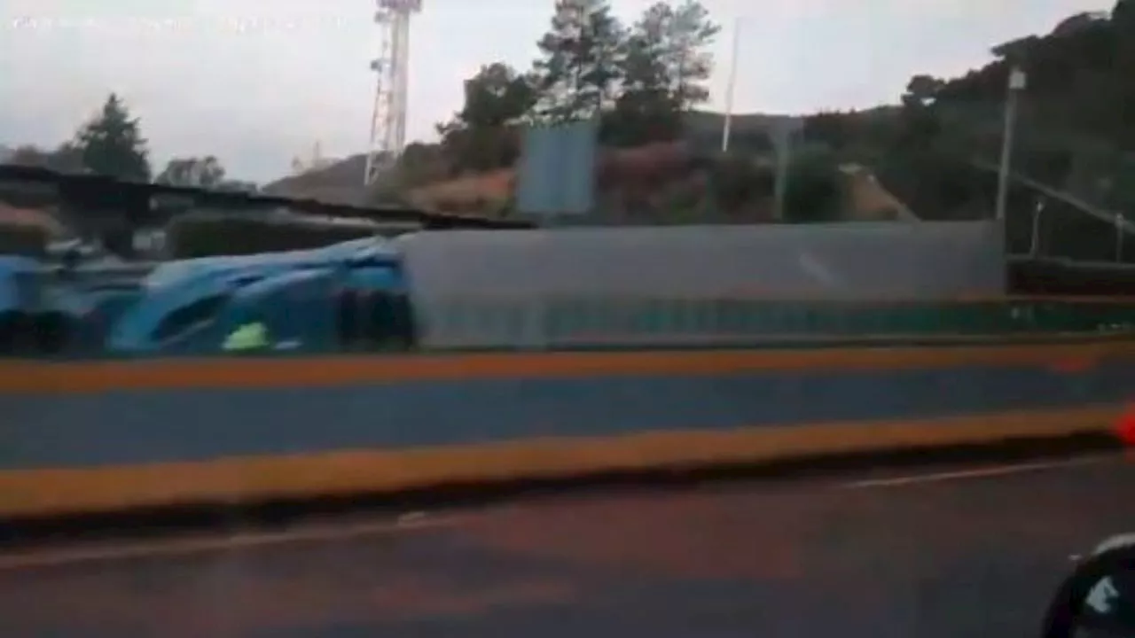 Tráiler vuelca en 'La Pera' y provoca caos vial en la México-Cuernavaca: VIDEO