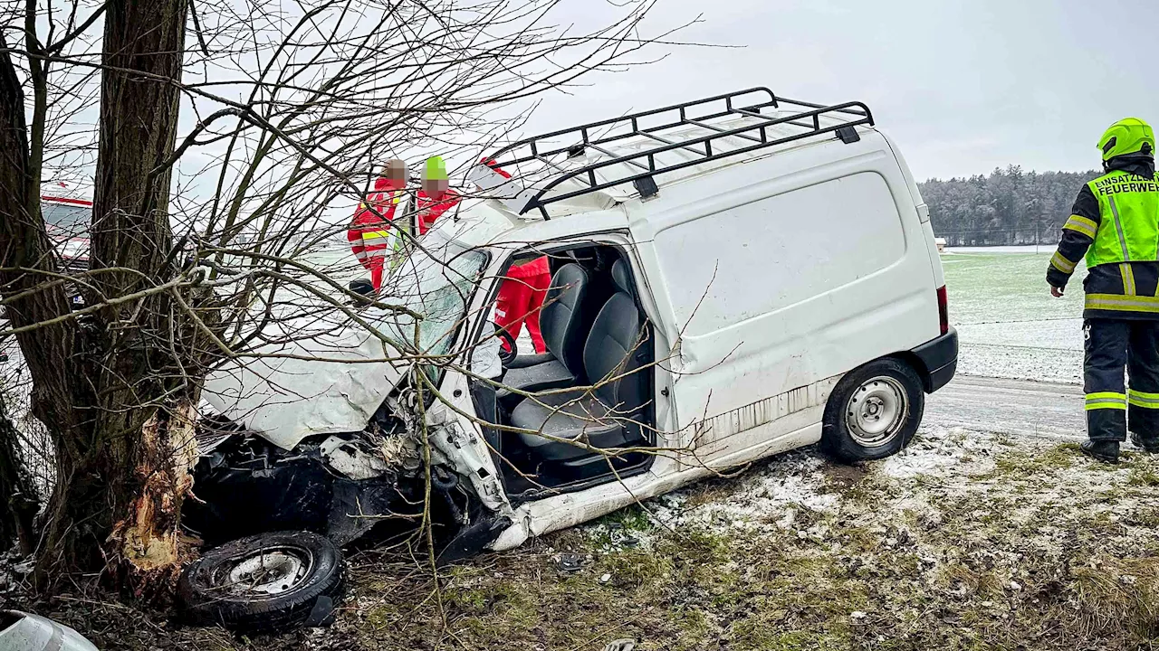 Führerscheinneuling kracht bei Schneematsch gegen Baum