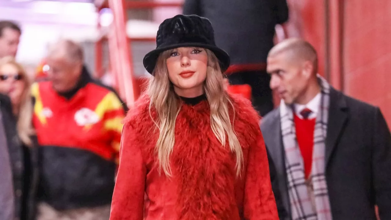 Taylor Swift sorprende en el partido de fútbol de su novio con maxi abrigo rojo