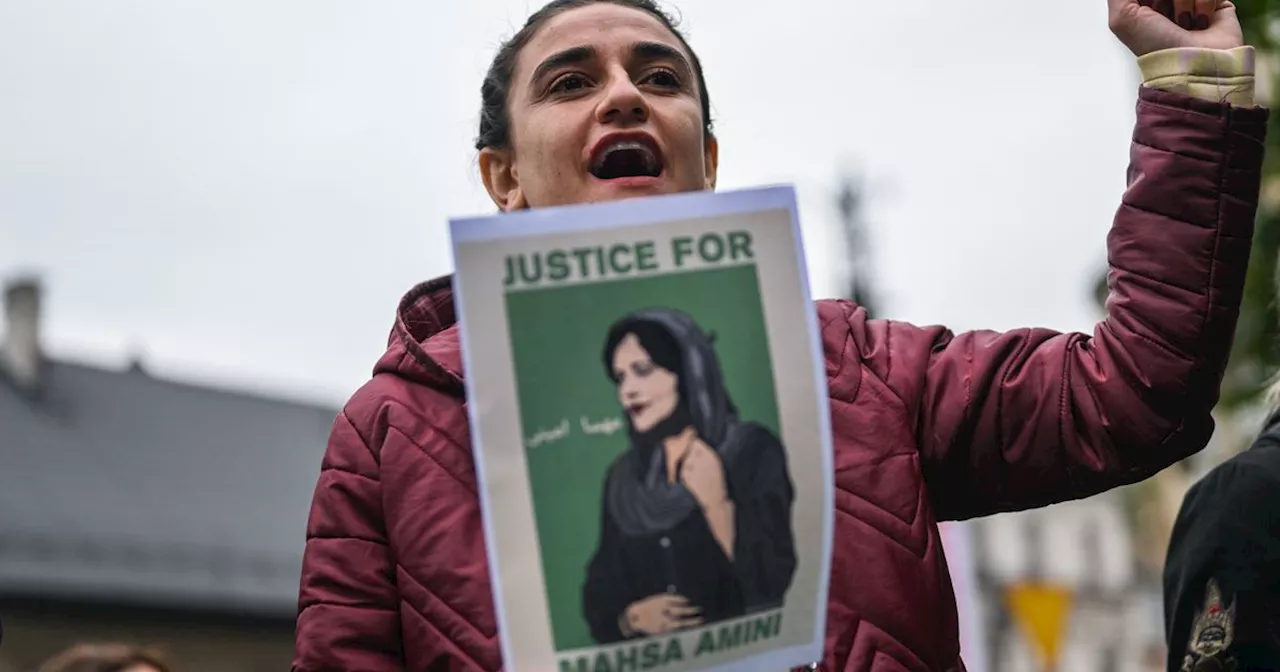 Iranian Women Cut Hair in Solidarity with Mahsa Amini