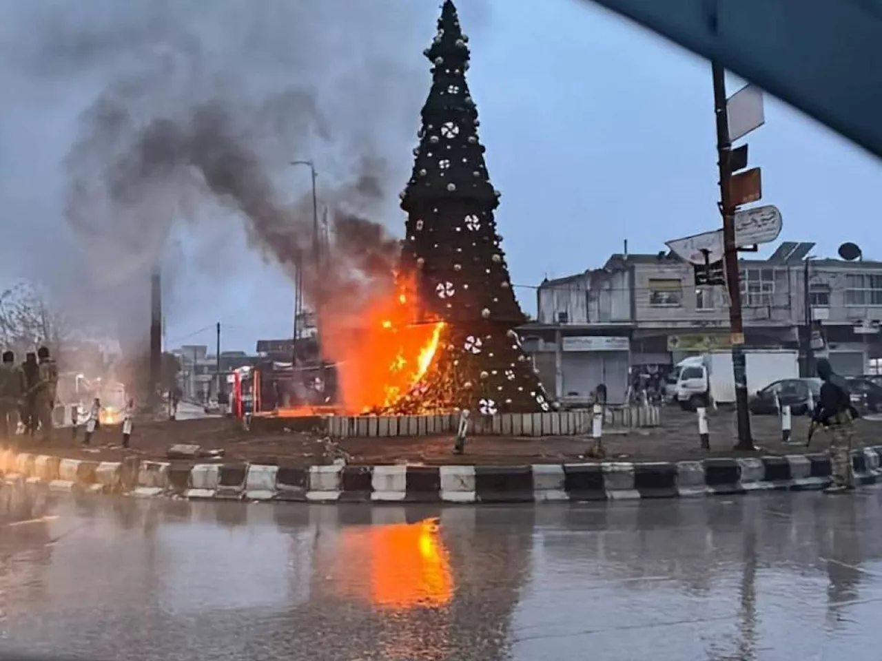 Incendio di un albero di Natale in Siria: Tensioni tra gruppi religiosi